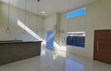 Imagem: A casa possui 3 Dormitórios, 2 Banheiros, 3 Vagas na garagem