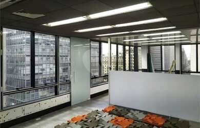 Imagem: O depósito possui 5 Vagas na garagem e 332m² de Área e está