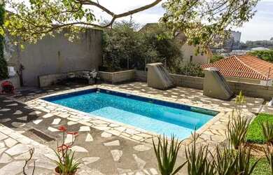 Imagem: A casa possui 4 Dormitórios, 5 Banheiros, 5 Vagas na garagem