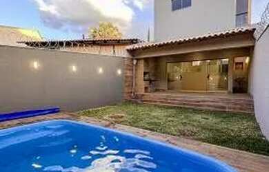 Imagem: A casa possui 3 Dormitórios, 3 Banheiros, 2 Vagas na garagem