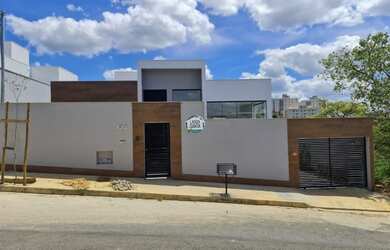 Imagem: A casa possui 3 Dormitórios, 2 Banheiros, 1 Vaga na garagem