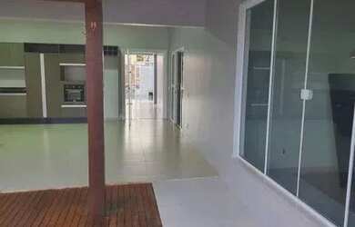 Imagem: A casa possui 3 Dormitórios, 2 Banheiros, 2 Vagas na garagem