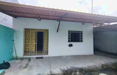 Imagem: A casa possui 3 Dormitórios, 1 Banheiro, 1 Vaga na garagem