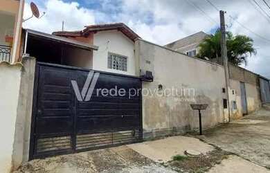 Imagem: A casa possui 3 Dormitórios, 1 Banheiro, 2 Vagas na garagem