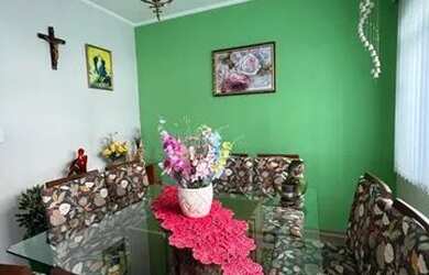 Imagem: A casa possui 3 Dormitórios, 2 Banheiros, 1 Vaga na garagem