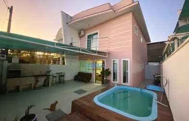 Imagem: A casa possui 4 Dormitórios, 3 Banheiros, 1 Vaga na garagem