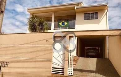 Imagem: A casa possui 3 Dormitórios, 3 Banheiros, 4 Vagas na garagem