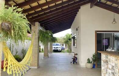 Imagem: A casa possui 4 Dormitórios, 2 Banheiros, 3 Vagas na garagem