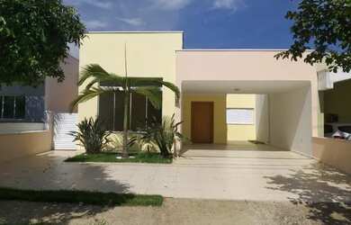 Imagem: A casa em condomínio possui 3 Dormitórios, 1 Banheiro, 2 Vagas