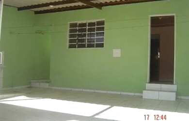 Imagem: A casa possui 2 Dormitórios, 1 Banheiro, 1 Vaga na garagem