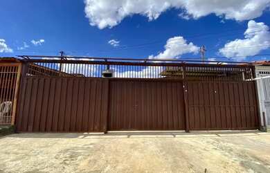 Imagem: A casa possui 2 Dormitórios, 1 Banheiro, 3 Vagas na garagem