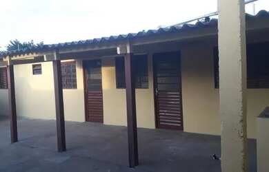 Imagem: A casa possui 2 Dormitórios e 1 Banheiro e está localizado