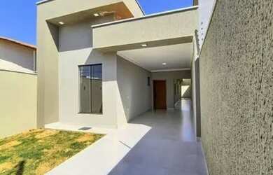 Imagem: A casa possui 3 Dormitórios, 2 Banheiros, 2 Vagas na garagem