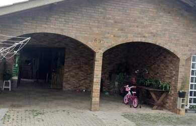 Imagem: A casa possui 2 Dormitórios, 2 Banheiros, 5 Vagas na garagem