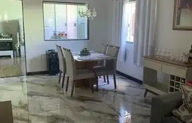 Imagem: A casa possui 5 Dormitórios, 2 Banheiros, 3 Vagas na garagem