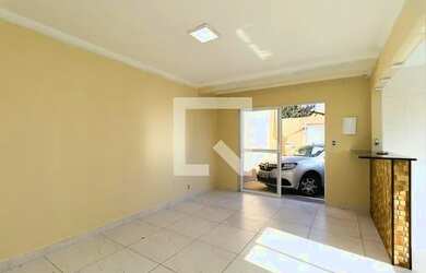 Imagem: A casa para alugar possui 2 Dormitórios, 2 Banheiros, 3 Vagas