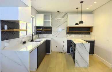 Imagem: A casa em condomínio possui 4 Dormitórios, 4 Banheiros, 4