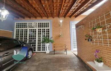 Imagem: A casa possui 3 Dormitórios, 3 Banheiros, 2 Vagas na garagem