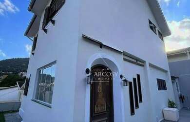 Imagem: A casa possui 5 Dormitórios, 4 Banheiros, 3 Vagas na garagem