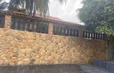 Imagem: A casa possui 3 Dormitórios, 3 Banheiros, 4 Vagas na garagem