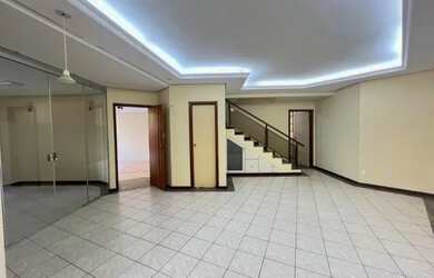 Imagem: A casa possui 4 Dormitórios, 5 Banheiros, 4 Vagas na garagem