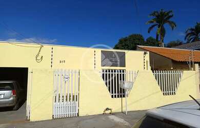 Imagem: A casa possui 3 Dormitórios, 1 Banheiro, 5 Vagas na garagem