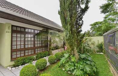 Imagem: A casa possui 4 Dormitórios, 4 Banheiros, 2 Vagas na garagem