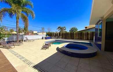 Imagem: A casa possui 5 Dormitórios, 3 Banheiros, 5 Vagas na garagem