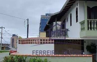 Imagem: A casa possui 3 Dormitórios, 2 Banheiros, 3 Vagas na garagem