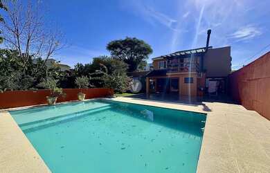 Imagem: A casa possui 3 Dormitórios, 4 Banheiros, 2 Vagas na garagem