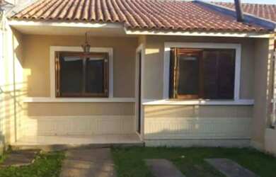 Imagem: A casa possui 2 Dormitórios, 1 Banheiro, 2 Vagas na garagem