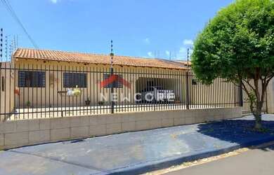 Imagem: A casa possui 3 Dormitórios, 3 Banheiros, 2 Vagas na garagem