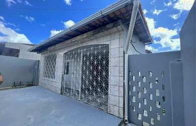 Imagem: A casa possui 2 Dormitórios, 1 Banheiro, 1 Vaga na garagem