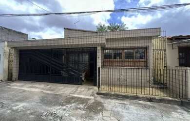 Imagem: A casa possui 3 Dormitórios, 2 Banheiros, 1 Vaga na garagem