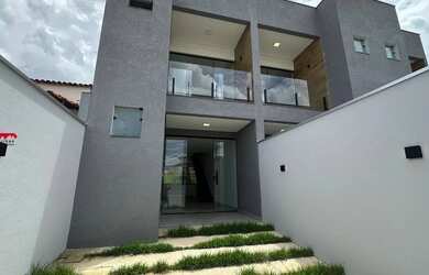 Imagem: A casa possui 3 Dormitórios, 2 Banheiros, 2 Vagas na garagem