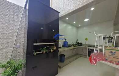 Imagem: A casa possui 3 Dormitórios, 2 Banheiros, 2 Vagas na garagem