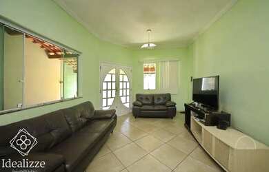 Imagem: A casa possui 4 Dormitórios, 2 Banheiros, 2 Vagas na garagem