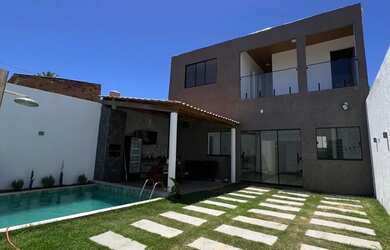 Imagem: A casa possui 3 Dormitórios, 3 Banheiros, 2 Vagas na garagem