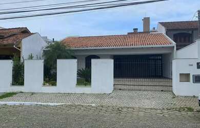Imagem: A casa possui 3 Dormitórios, 3 Banheiros, 2 Vagas na garagem
