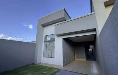 Imagem: A casa possui 3 Dormitórios, 2 Banheiros, 2 Vagas na garagem