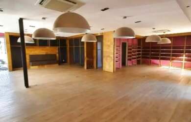 Imagem: O depósito possui 5 Vagas na garagem e 252m² de Área e está