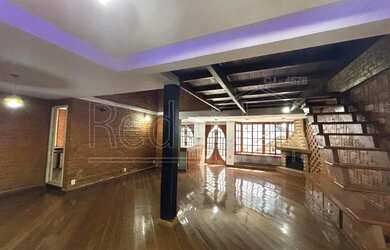 Imagem: A casa possui 5 Dormitórios, 4 Banheiros, 2 Vagas na garagem