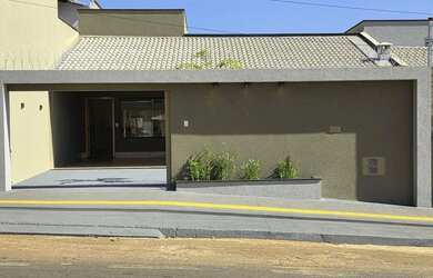 Imagem: A casa possui 3 Dormitórios, 2 Banheiros, 3 Vagas na garagem