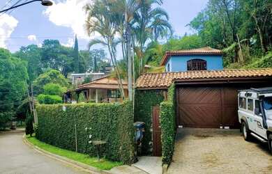 Imagem: A casa possui 4 Dormitórios, 5 Banheiros, 4 Vagas na garagem