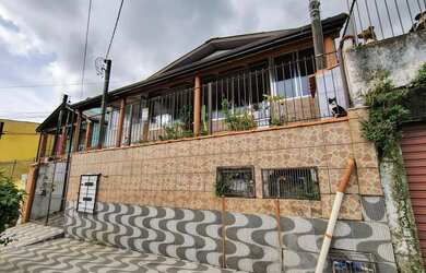 Imagem: A casa possui 3 Dormitórios, 2 Banheiros, 3 Vagas na garagem