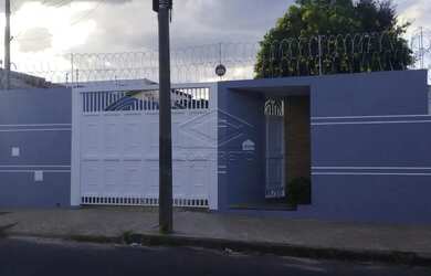 Imagem: A casa possui 2 Dormitórios, 1 Banheiro, 3 Vagas na garagem