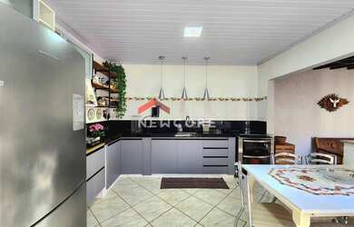 Imagem: A casa possui 3 Dormitórios, 2 Banheiros, 3 Vagas na garagem