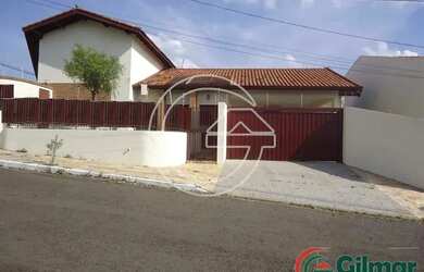 Imagem: A casa possui 3 Dormitórios, 2 Banheiros, 3 Vagas na garagem