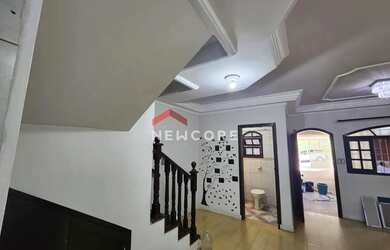 Imagem: A casa possui 3 Dormitórios, 3 Banheiros, 4 Vagas na garagem