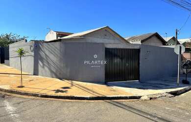 Imagem: A casa possui 2 Dormitórios, 1 Banheiro, 2 Vagas na garagem